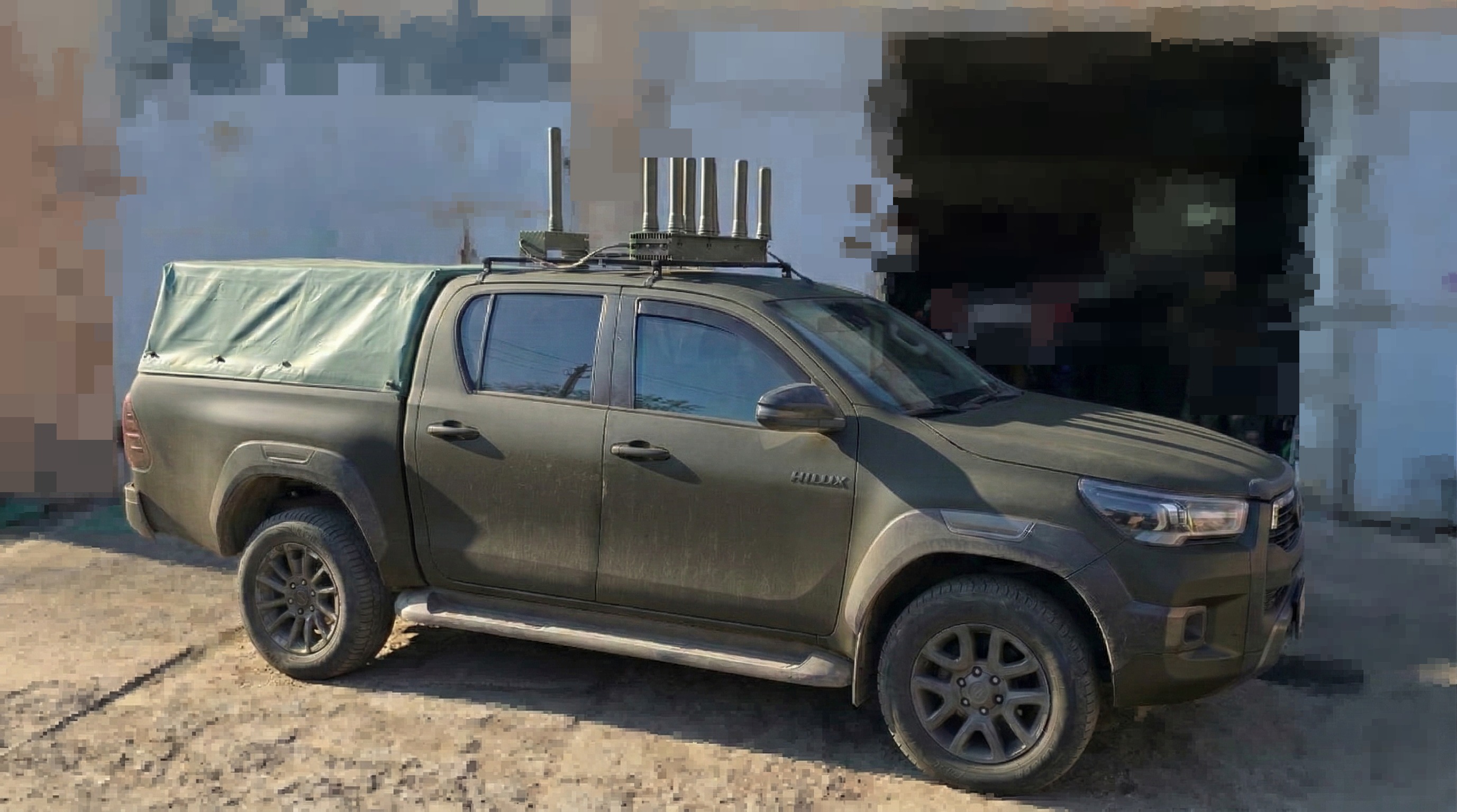 Khvylia EW system roof-mounted on an olive Toyota Hilux with canopy